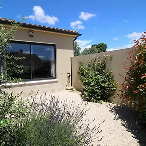 https://le-clos-de-la-montagnette.fr-provencehotel.com
